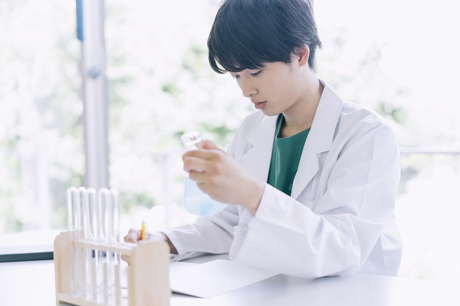 実験をする大学院生