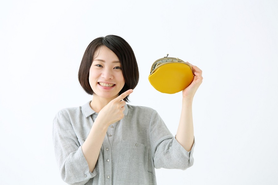 財布を指さす大学院生