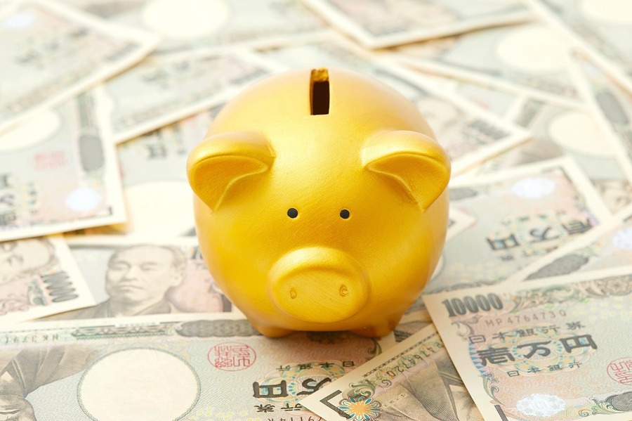 金の豚の貯金箱と一万円札
