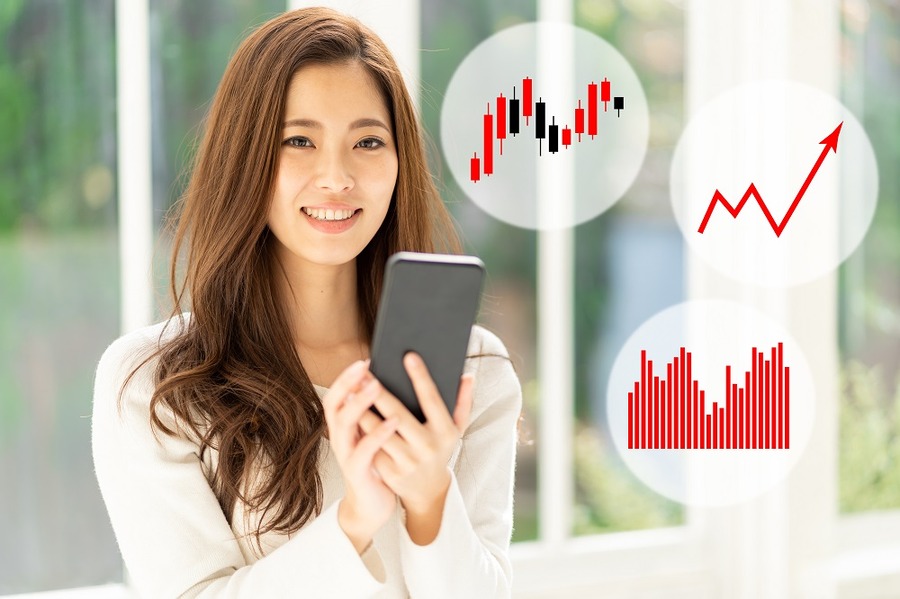 スマホで投資をする女性