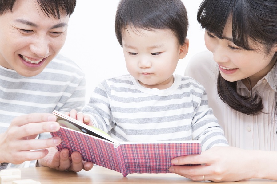 絵本を読む親子