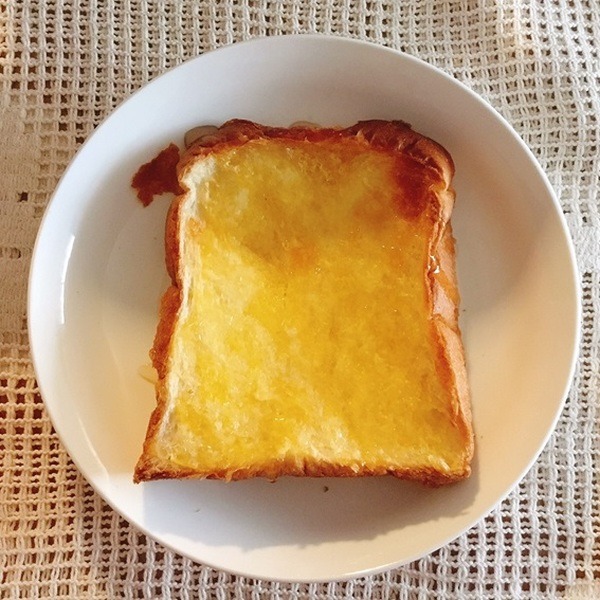 バターをのせたトースト