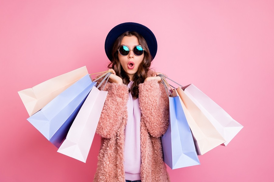 たくさんの買い物袋を持った女性