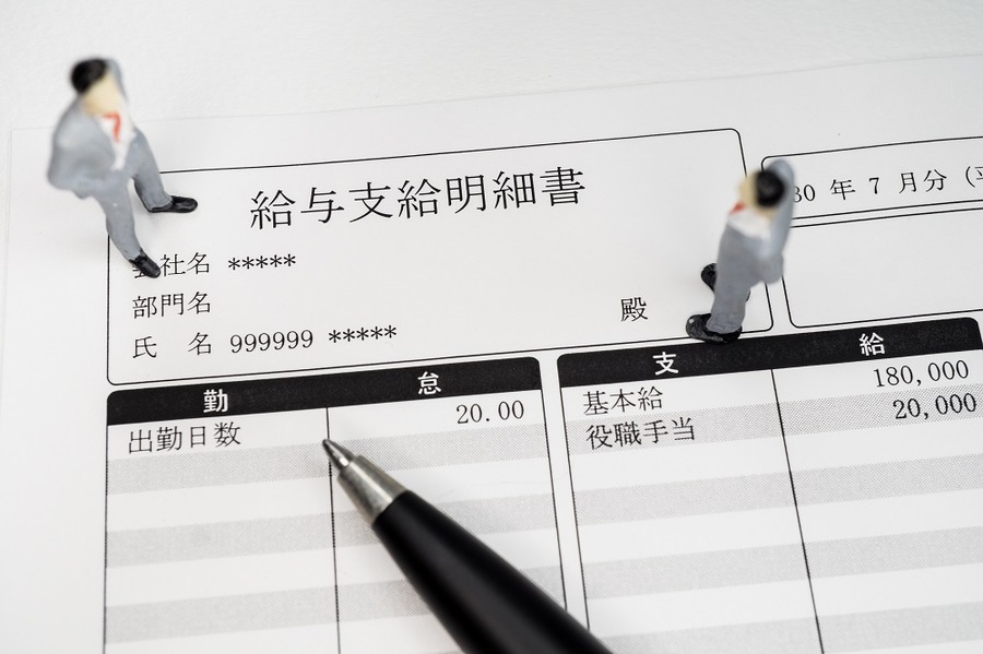 給料明細を見る会社員