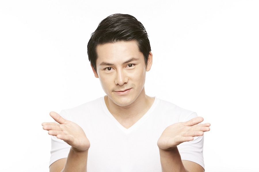 借金について説明する男性