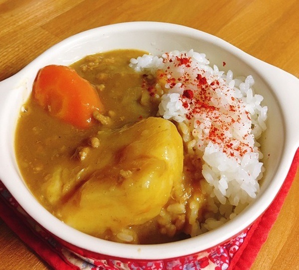 パプリカパウダーをかけたカレー