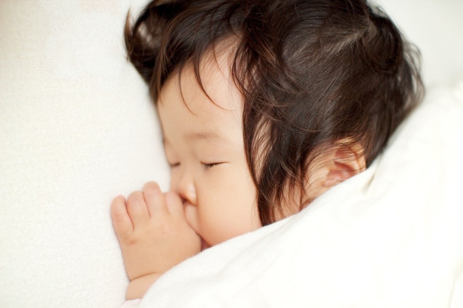 布団で眠る赤ちゃん