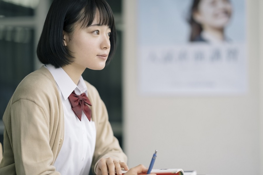 塾で勉強する女子中学生