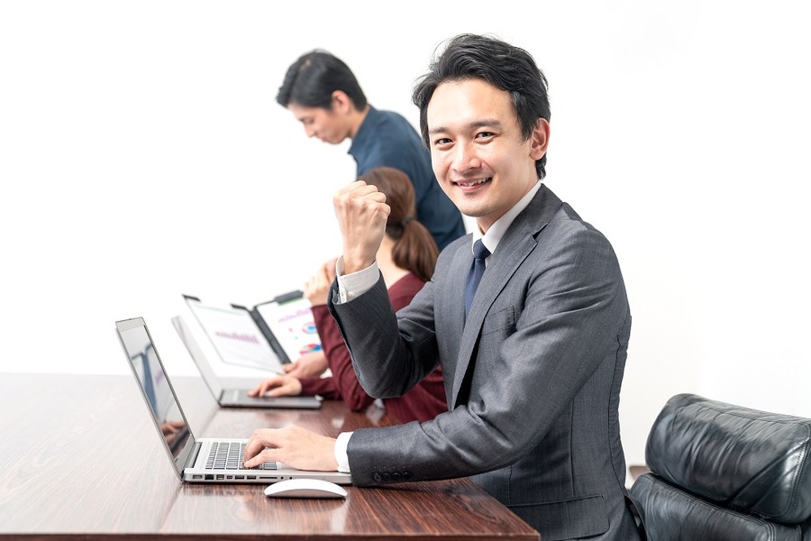 控除を受けて喜ぶサラリーマン