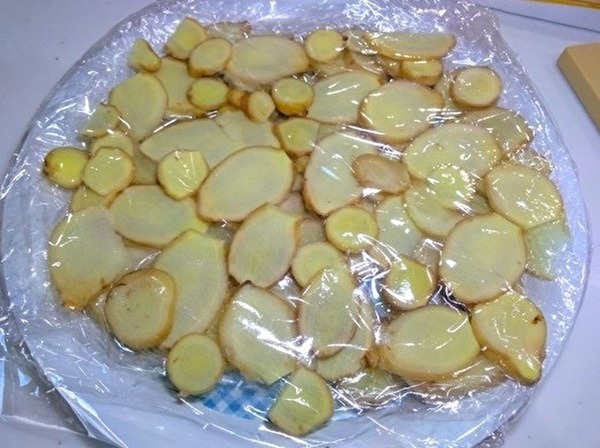 生姜をスライスして保存