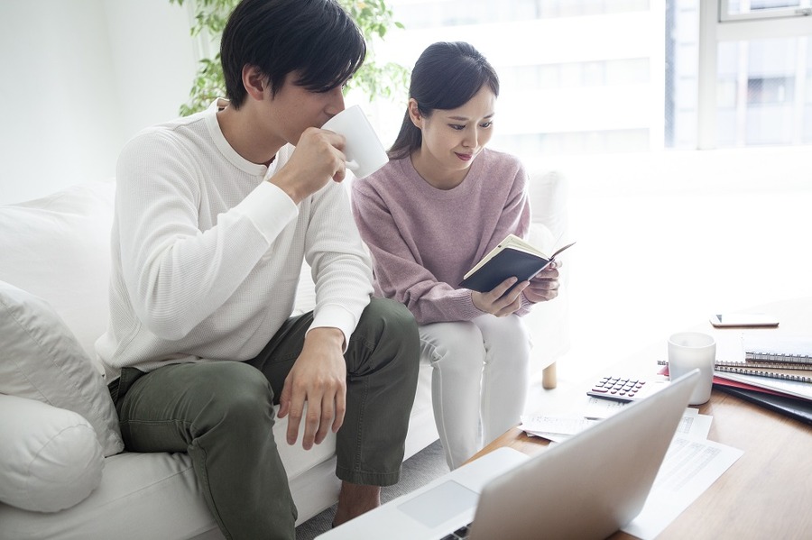 教育費を計算する夫婦