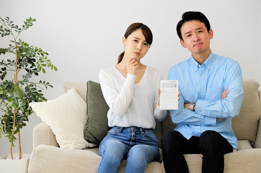 保険について考える夫婦