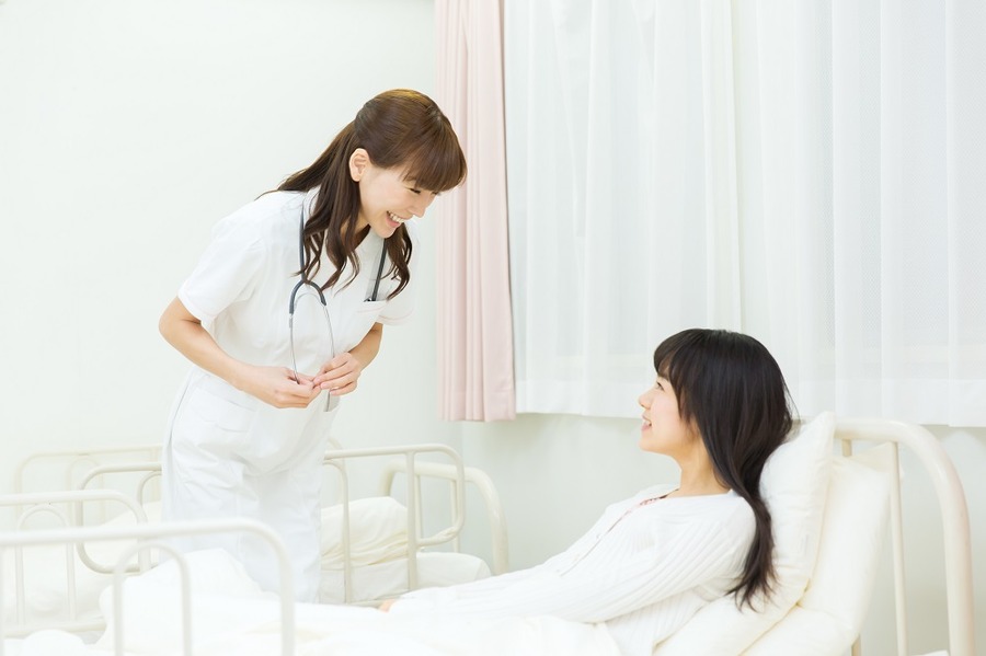 病室の看護師と患者
