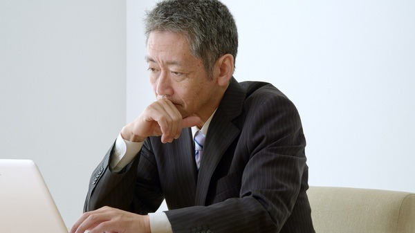 投資方法に悩む男性
