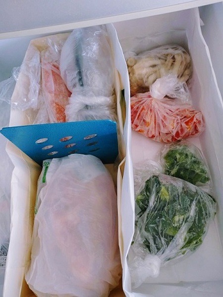 紙袋収納に肉と野菜を入れたところ