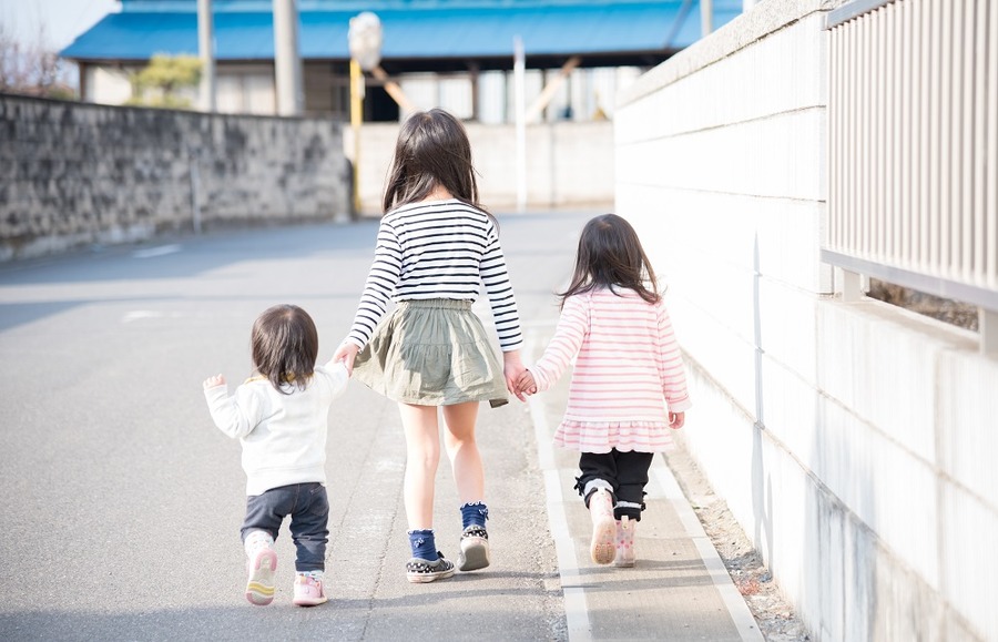 手を繋いで歩く女の子