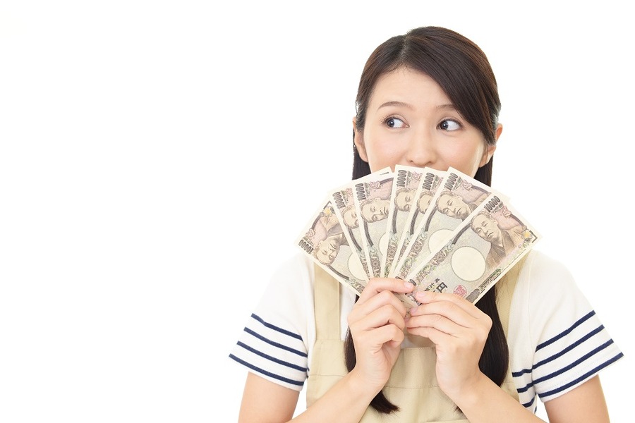 紙幣を持つ女性