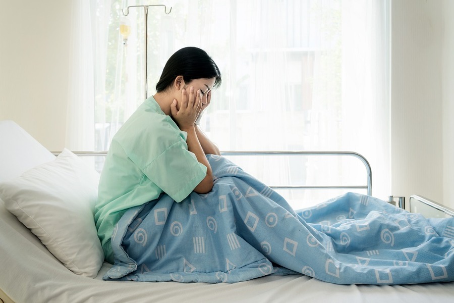 入院して落ち込む女性