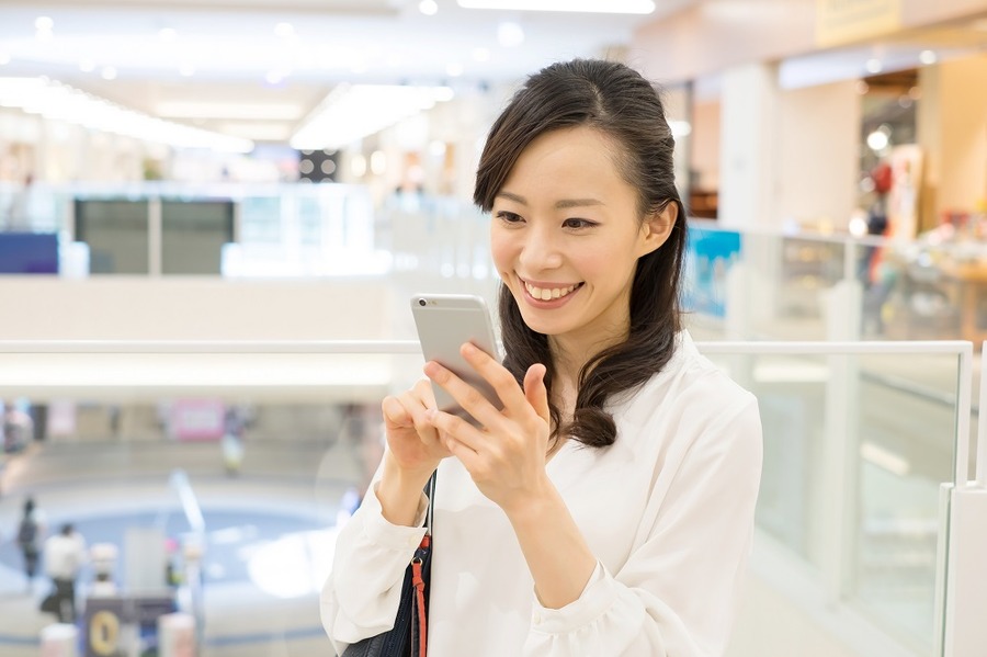 スマートフォンを使う女性