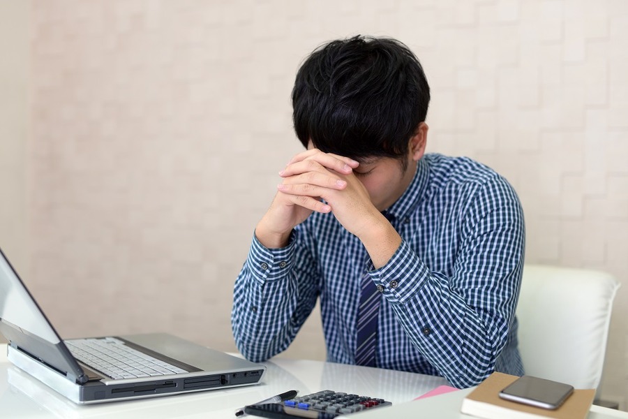 雇用保険について悩む男性
