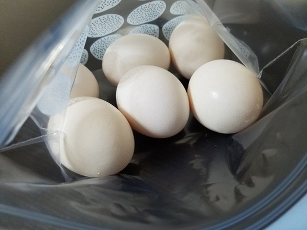 密封できる食品用保存袋に入れる