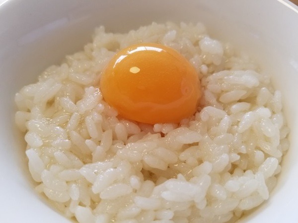 ごはんと白身を混ぜてから黄身をのせる