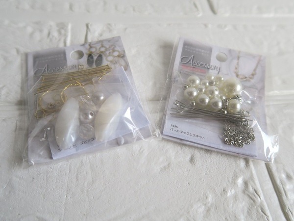 プラスチックパールのネックレスとピアス