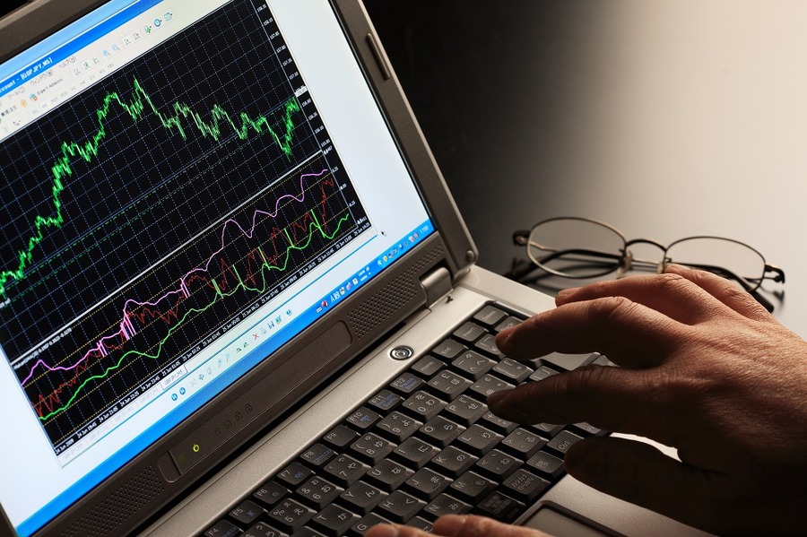 株価とノートパソコン