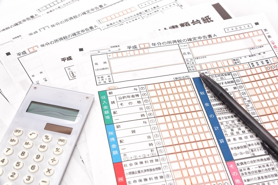 確定申告書と電卓