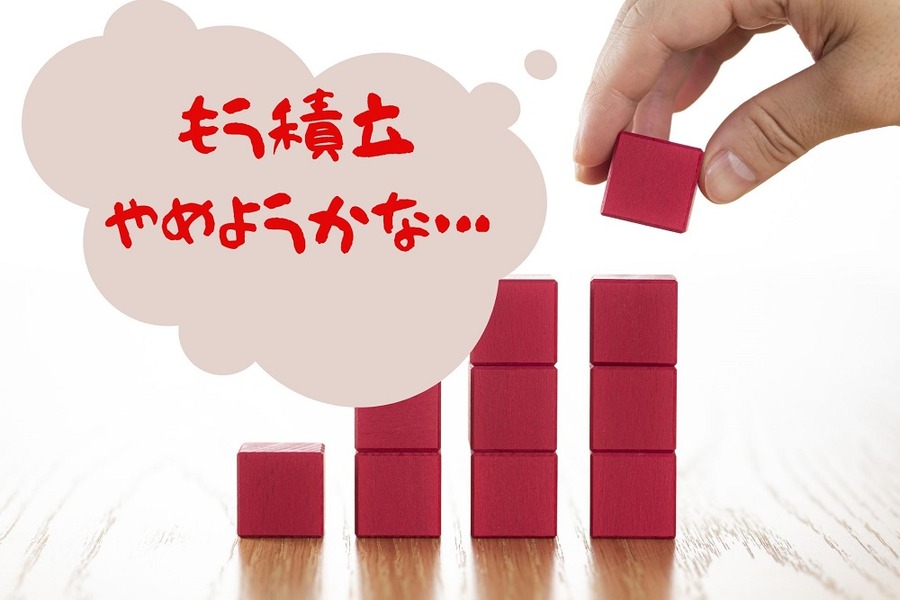 ブロックを積み上げる手
