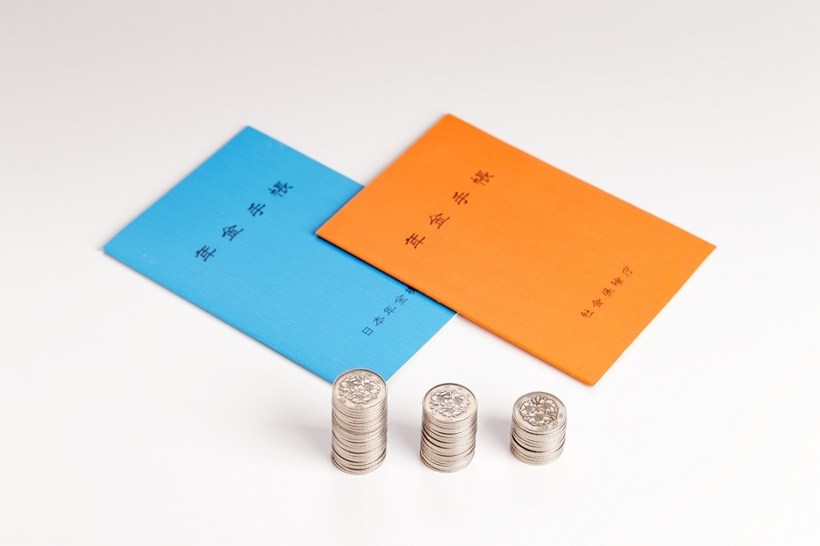 年金手帳と100円玉