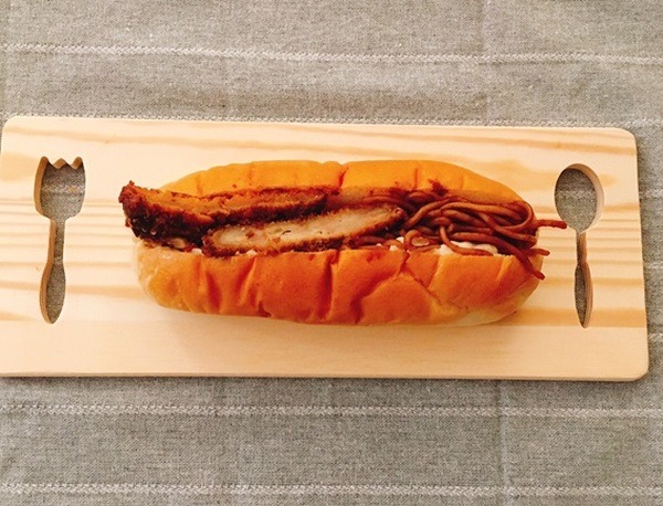 チキンカツ・焼きそば・メンチカツがサンドされている