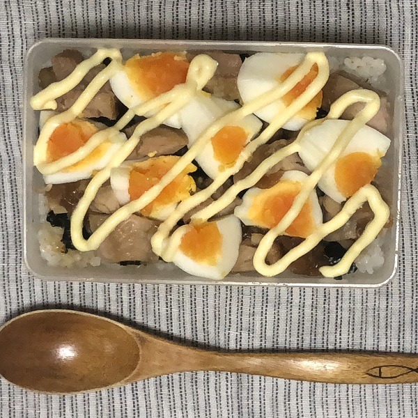 ごはんの上にのっけ弁当