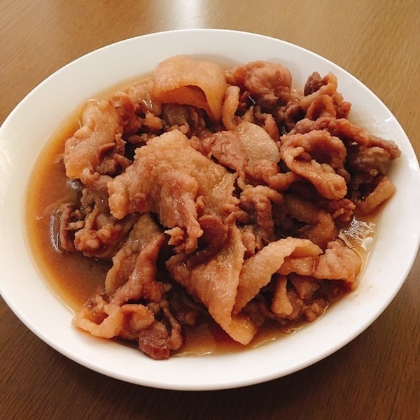 お皿に盛り付けた豚焼き肉たれ漬け