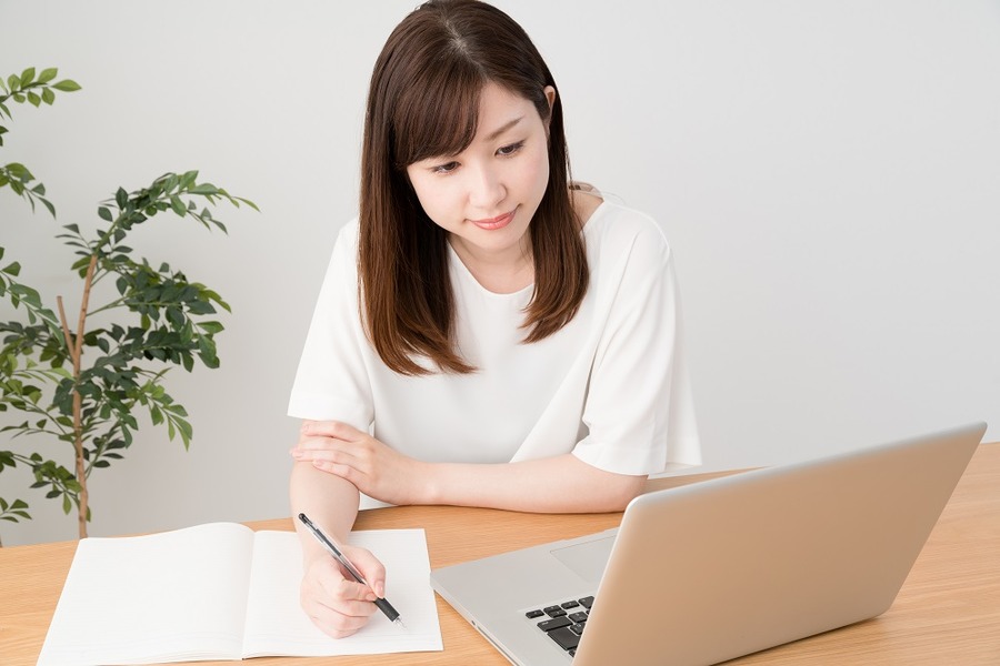 オンライン学習をする女性