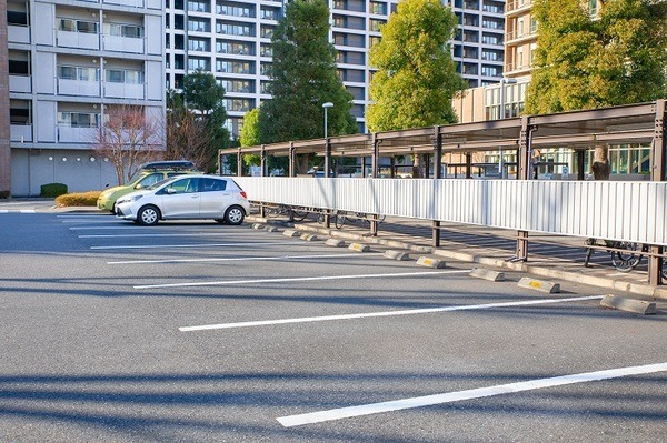 マンションの駐車場に空きが目立つ
