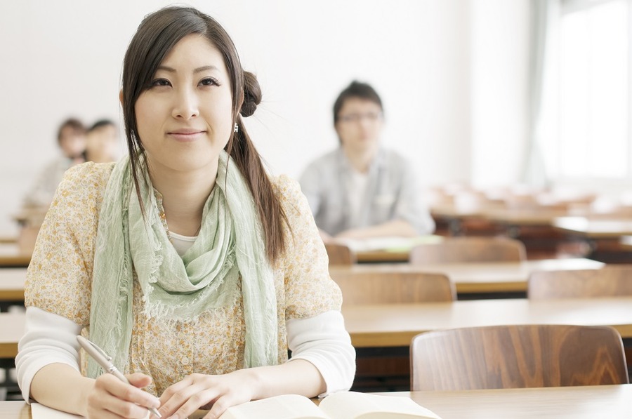 勉強をする大学生