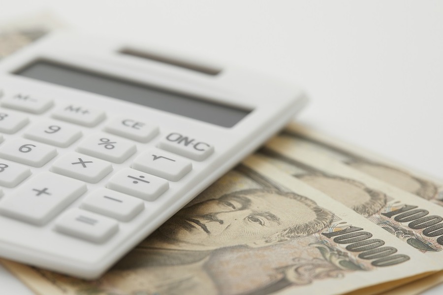 電卓と1万円札
