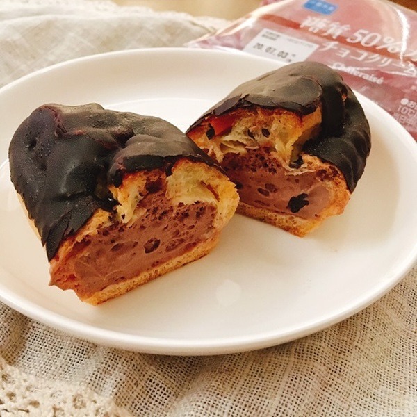 糖質50％カットのエクレアを切ってみると、チョコクリームがたっぷり