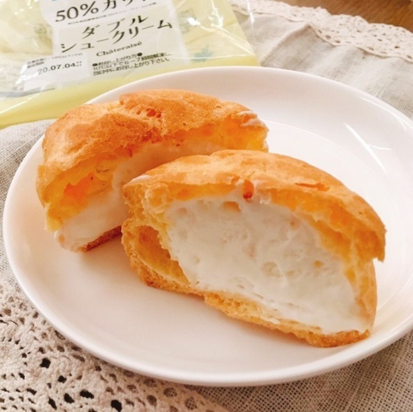  糖質50％カットのダブルシューのなかには、生クリームとカスタードクリームがたっぷり