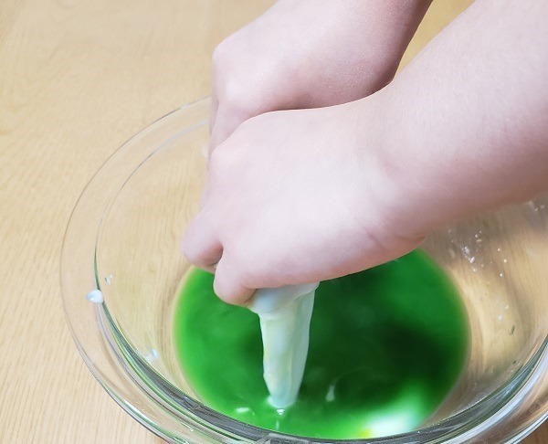 子どもがスライムをさわっている様子