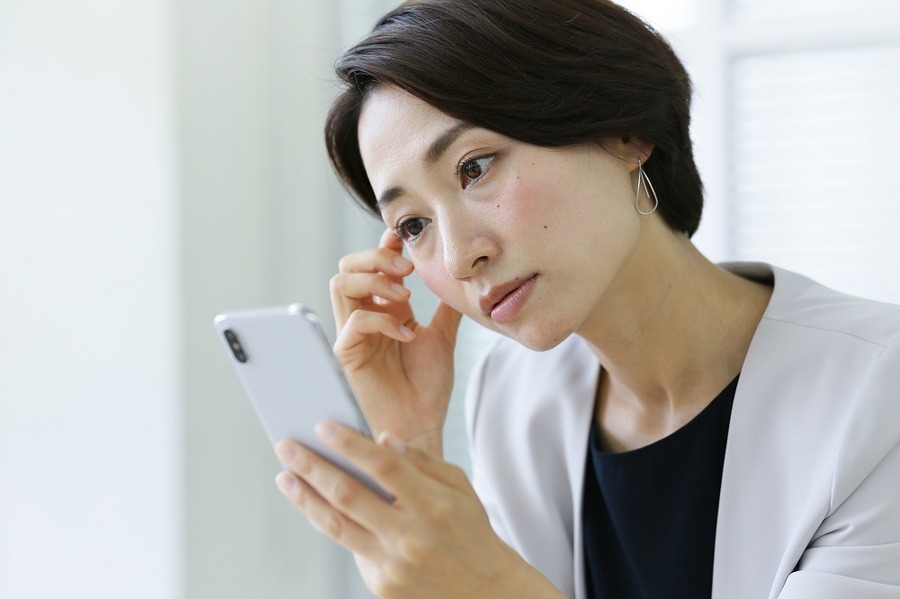 株価下落で不安になる女性