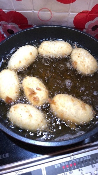 揚げると膨らむ