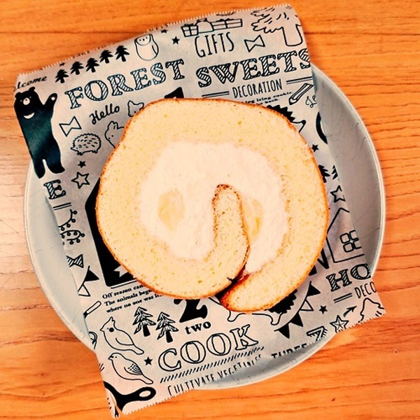 「うみたて卵のふんわりロール」100円（税抜）