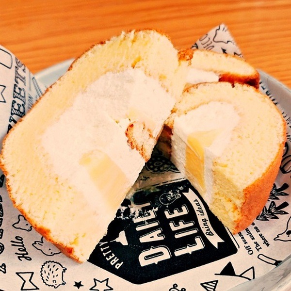 厚切りにカットされた「うみたて卵のふんわりロール」