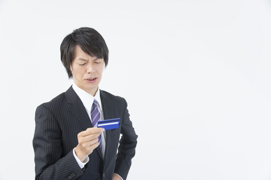 クレジットカードを拾ったらどうすれば良いの？　1万円相当の謝礼ある場合も
