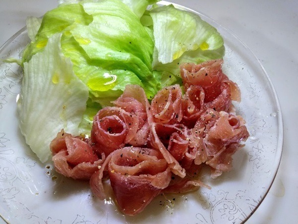 前菜は生ハム「食べきりサイズでお手頃価格の192円」