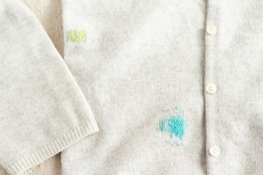 繕って補修したウールのカーディガン