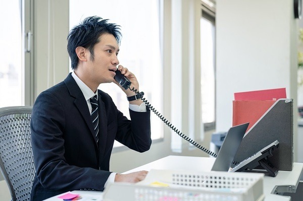 電話予約を受け付ける税務署員