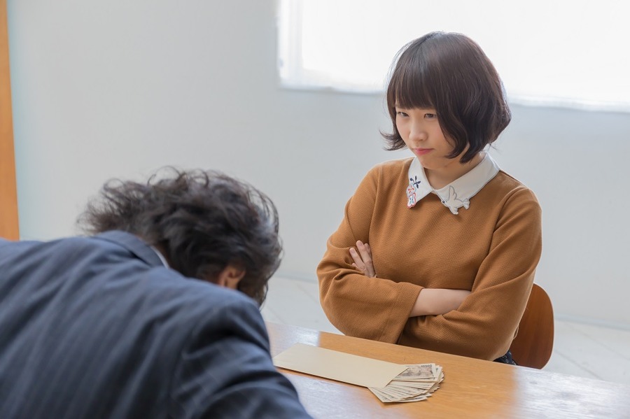 不倫相手に慰謝料を払う男性